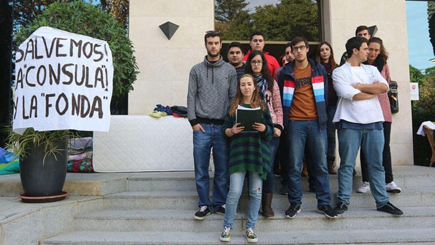 Los alumnos que han permanecido encerrados 19 días antes de abandonar las instalaciones.