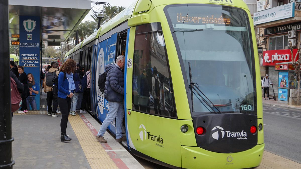 Tranvía de Murcia, en la parada cercana a la plaza Circular de Murcia.