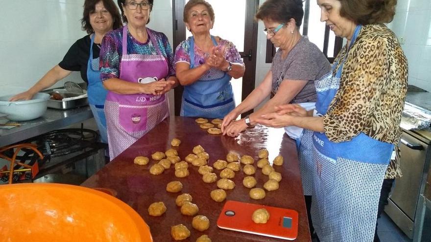 Las cocineras de la asociación son continuamente alabadas por su labor, tanto al elaborar los roscos como otras recetas para las ocasiones especiales .Imagen de las mujeres de la Asociación diviendo en pequeñas bolas la masa para dar forma a los roscos tonto