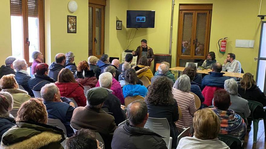 Dos momentos de la reunión organizada en Rionegro del Puente. | A. S.