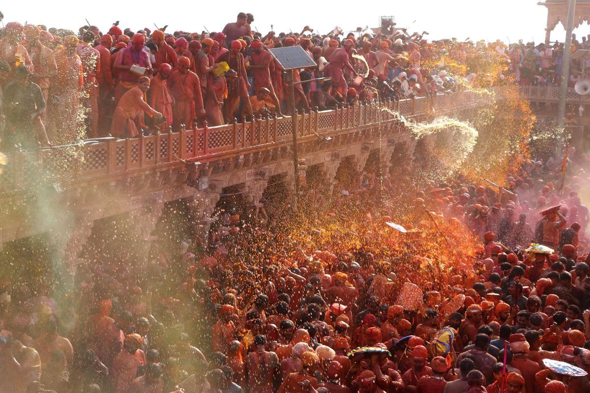 Los devotos hindúes participan en el festival religioso de Holi dentro de un templo en la aldea de Nandgaon, en el estado de Uttar Pradesh, India.