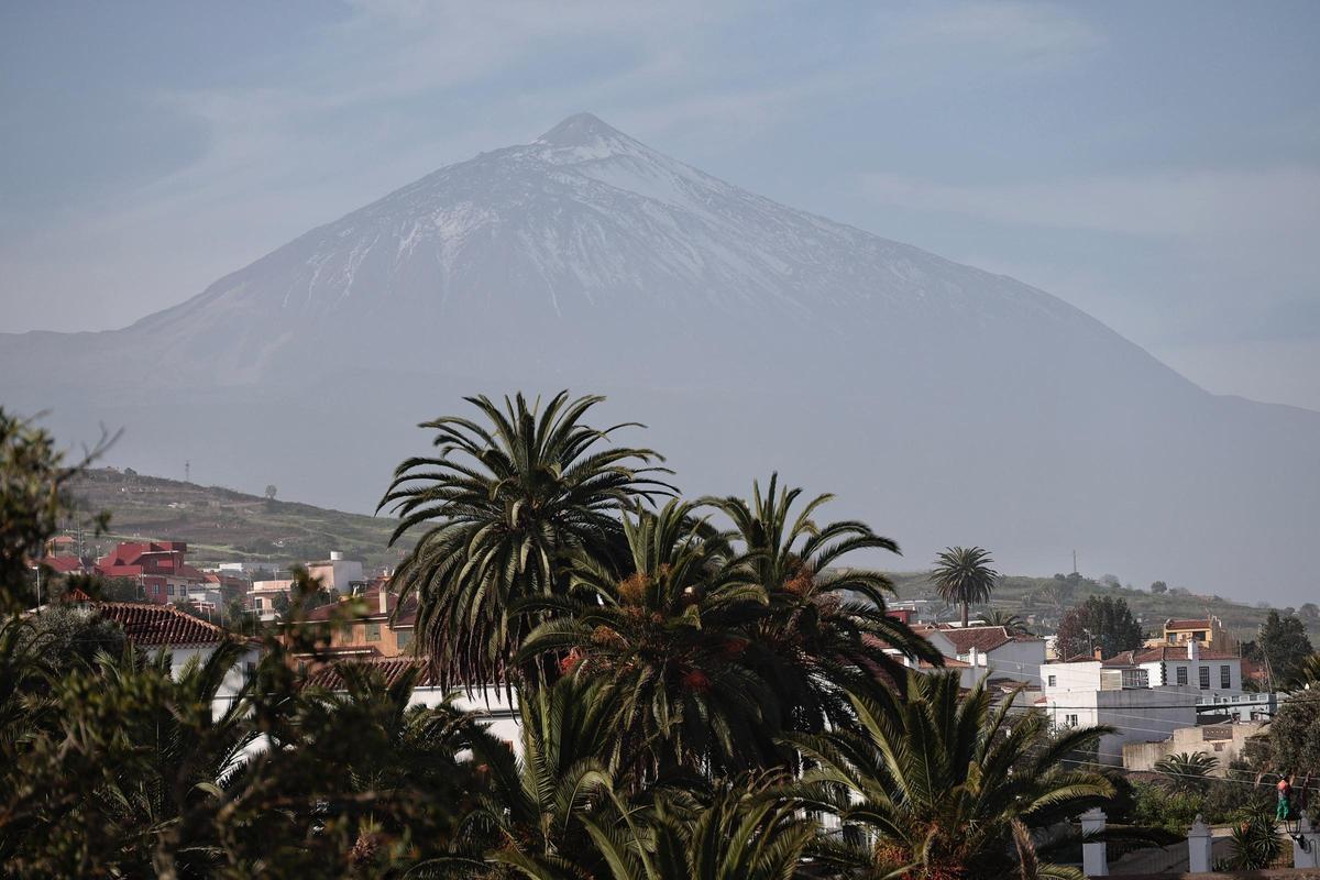 El Teide visto entre la calima.