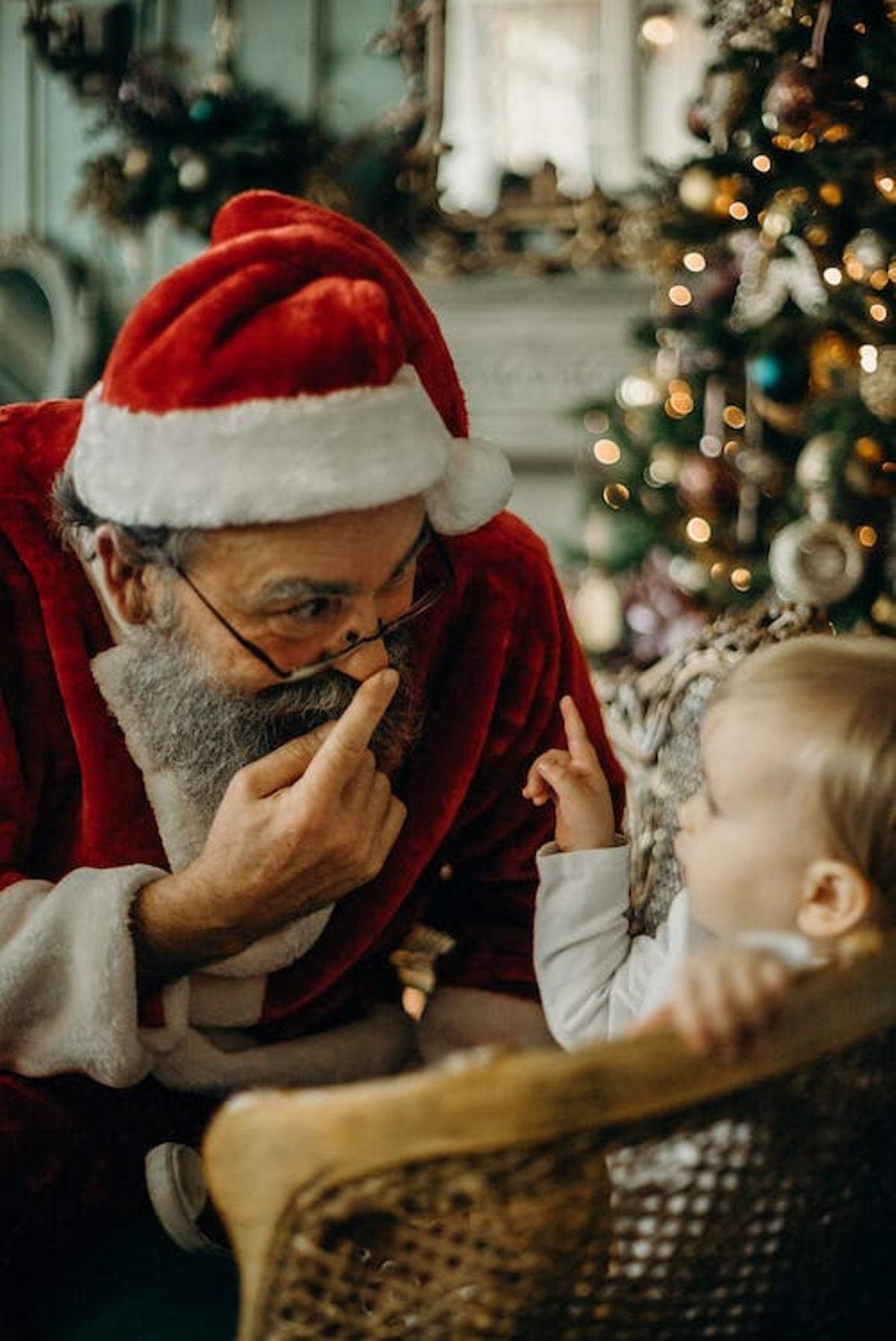 Papá Noel xoga cun neno pequeno