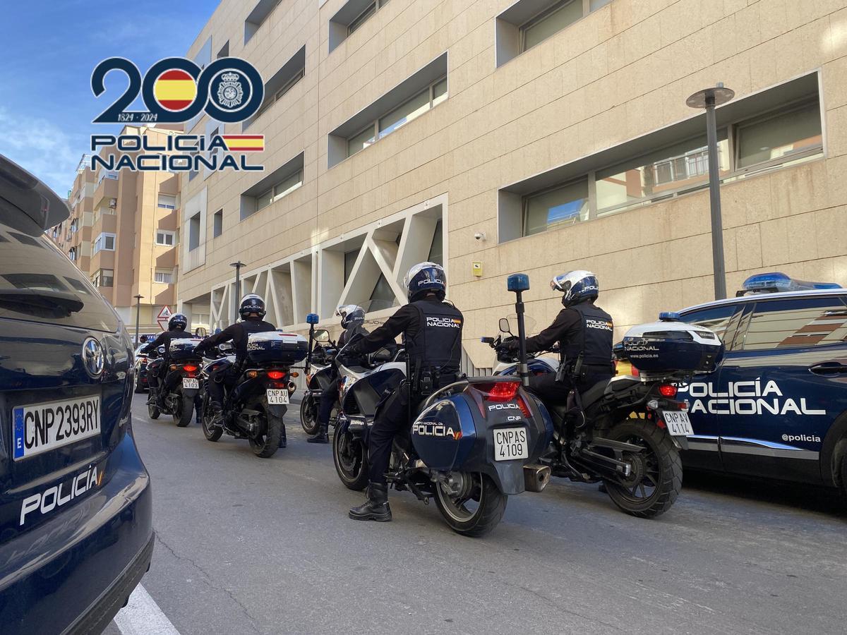 Imagen de archivo de varios agentes motorizados de la Policía Nacional de Alicante.
