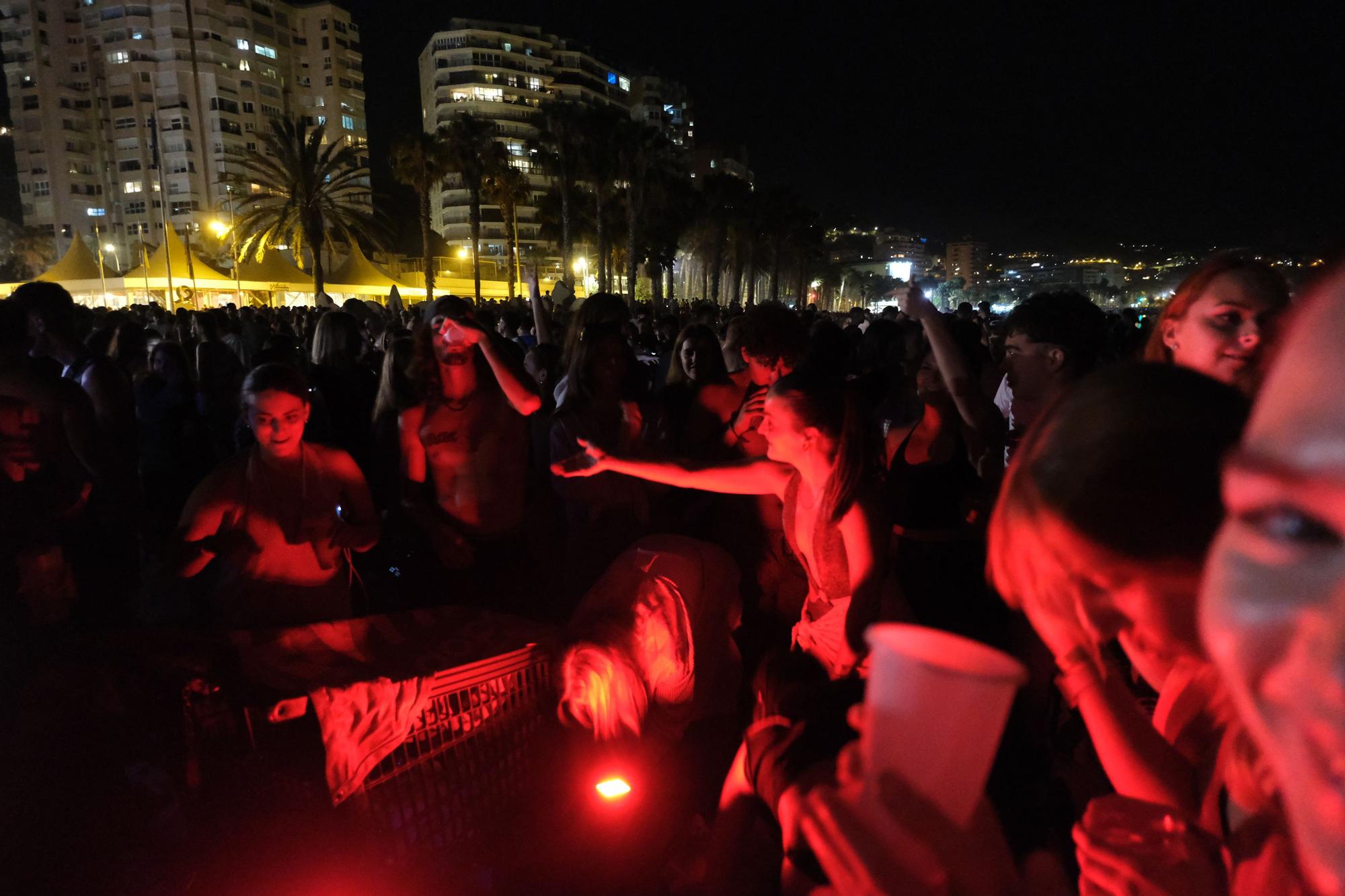 Málaga celebra una noche de San Juan llenando las playas de hogueras y fiesta