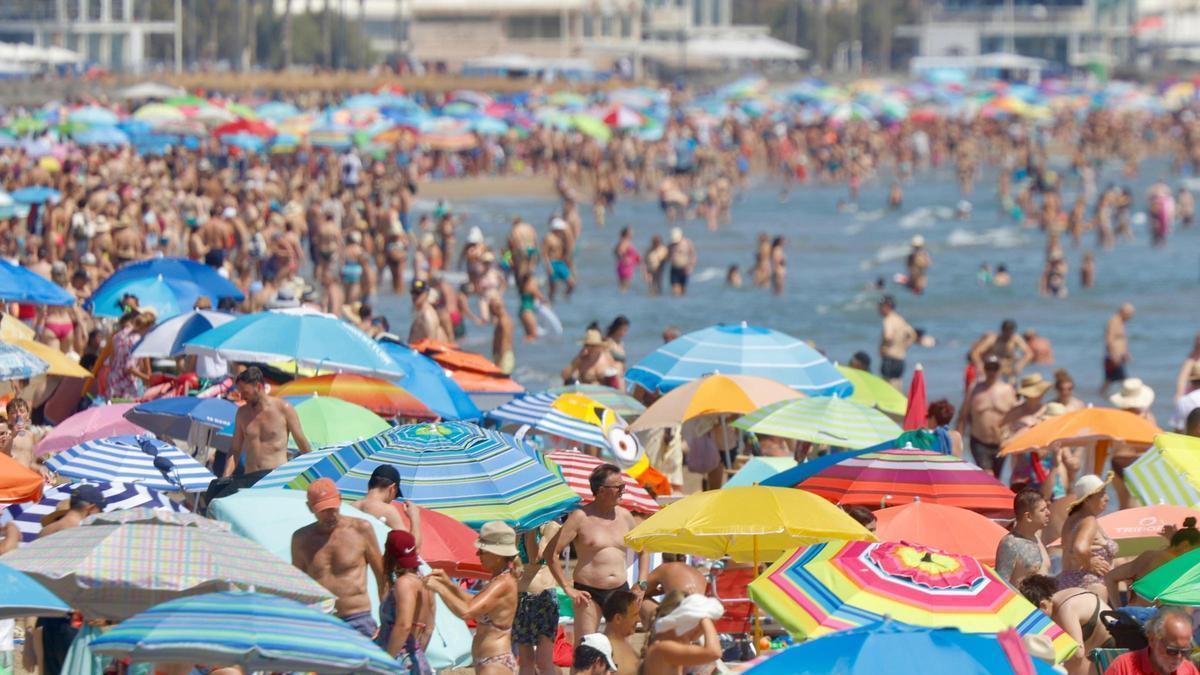 Las playas de València, llenas ante la nueva ola de calor.