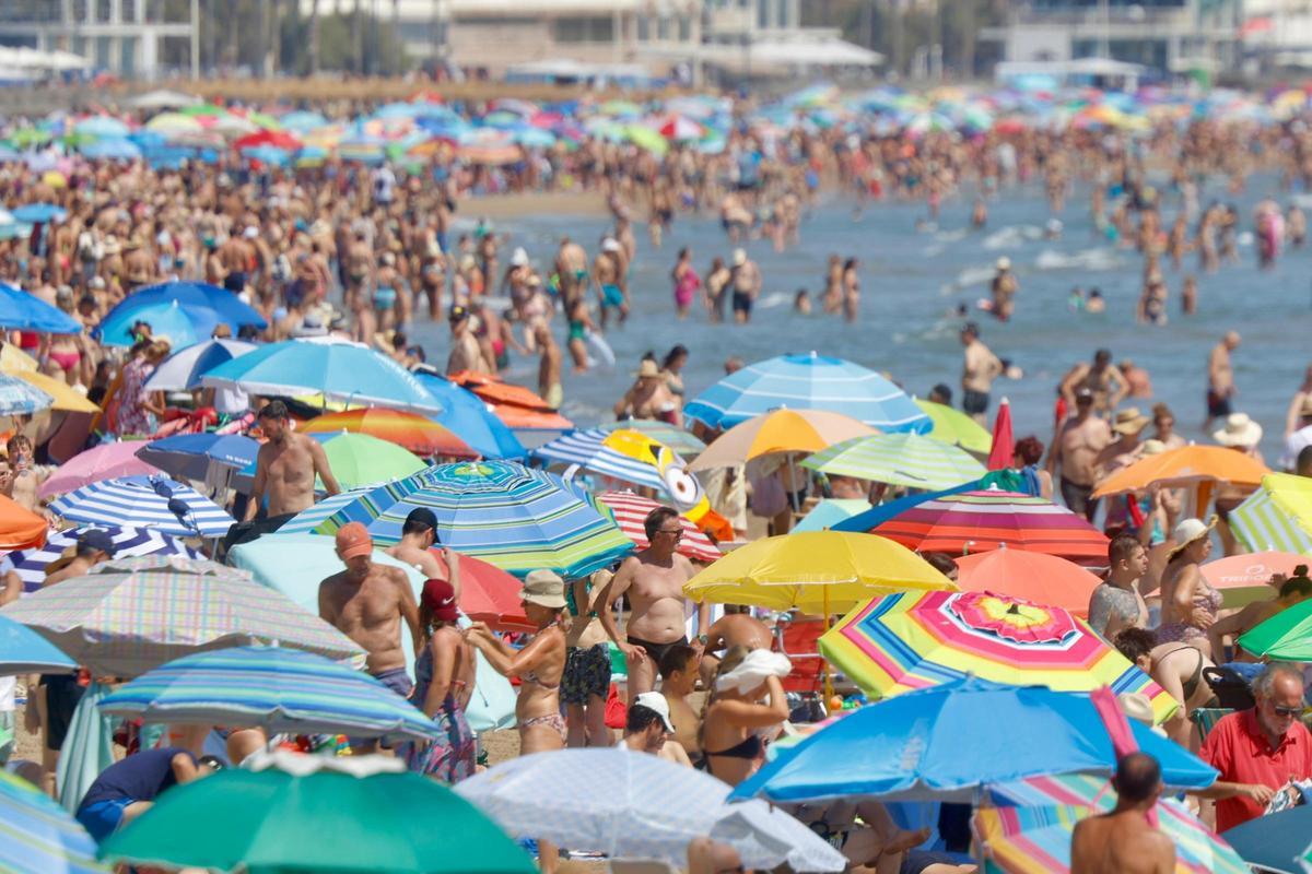 Las playas de València se llenan ante la llegada inminente de una nueva ola de calor