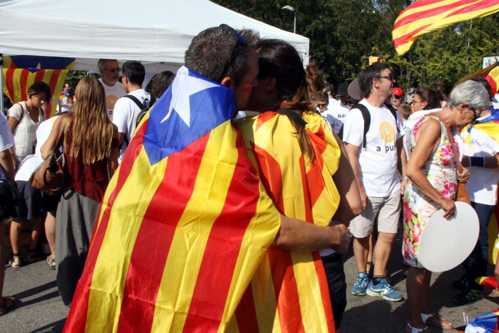 Milers de persones bateguen a Salt per Catalunya