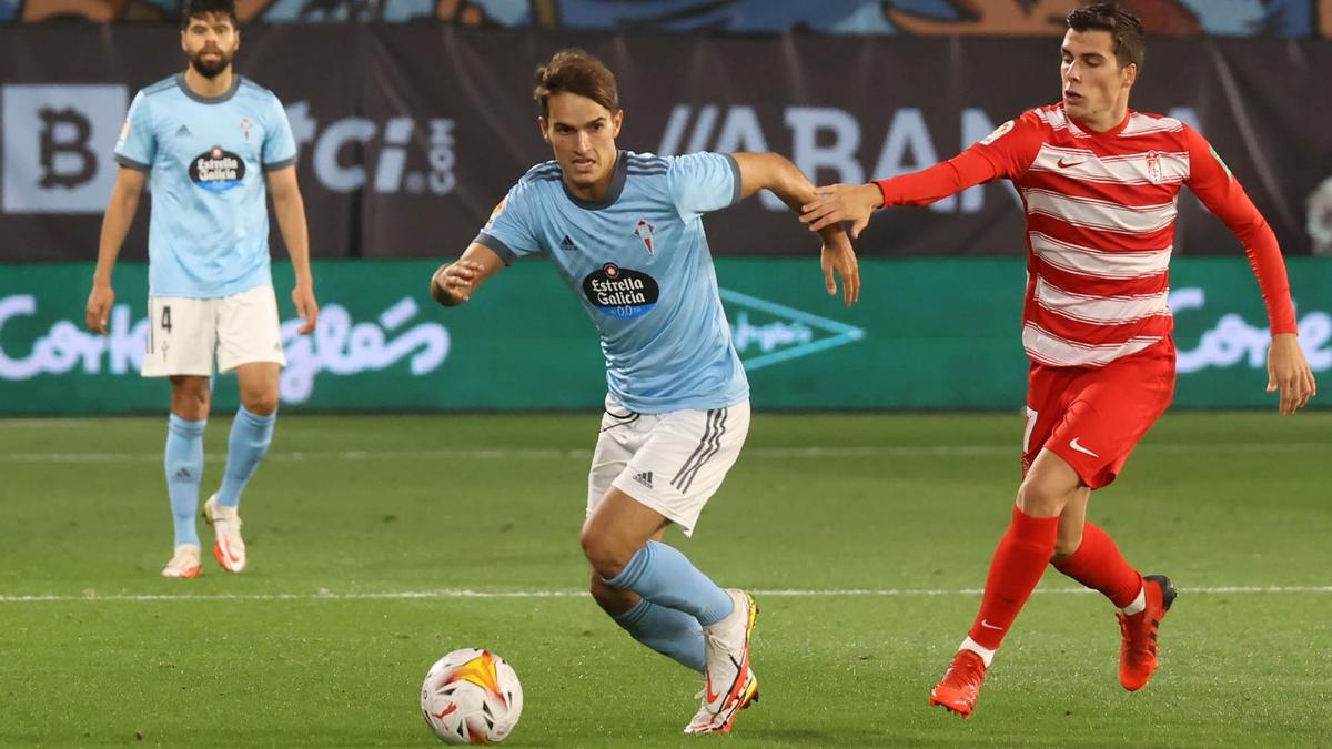 Denis Suárez se escapa de un jugador del Granada.