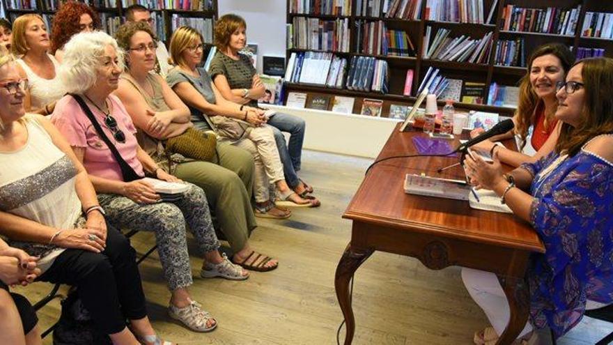 La sexòloga manresana Carme Sánchez Martín omple la Parcir en la presentació del seu llibre