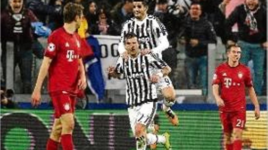 Sturaro i Morato celebrant el gol de primer que significava el 2-2.