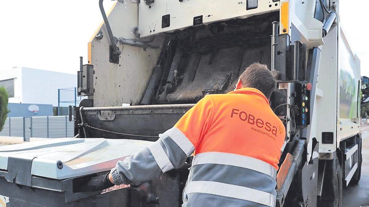 Un operario realiza la recogida de residuos en Benicàssim dentro del nuevo contrato de limpieza viaria.