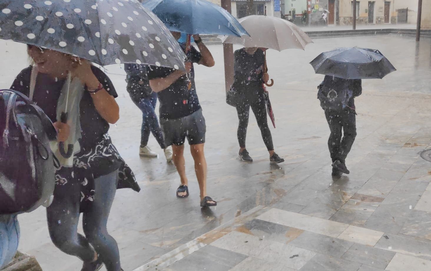 Diluvio en Orihuela: una intensa y súbita tromba de agua inunda las calles de la ciudad