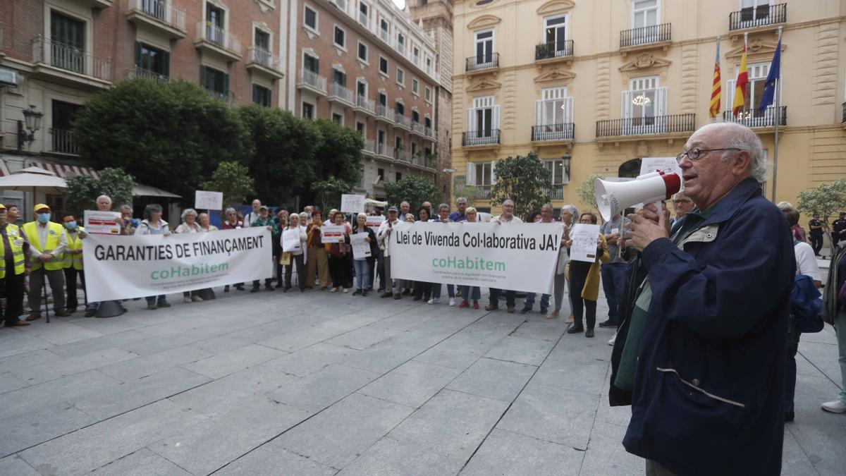 Protesta de los impulsores de las viviendas colaborativas ante el Palau.