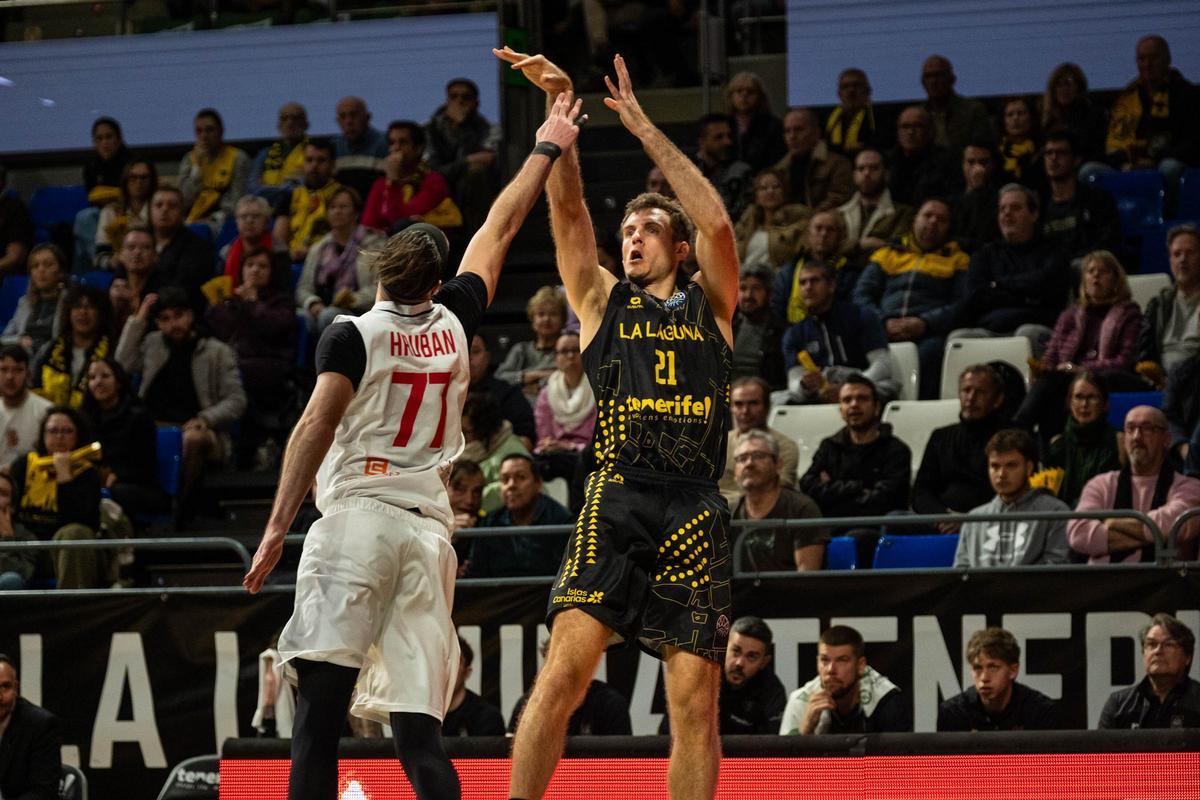 Abromaitis lanza un triple ante la defensa de Lawrence.