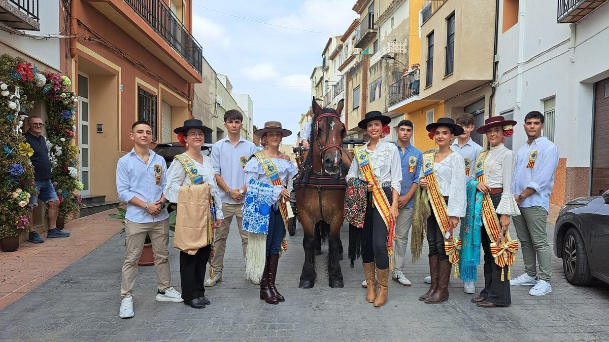 La corte de honor hizo una entrada en carruaje.