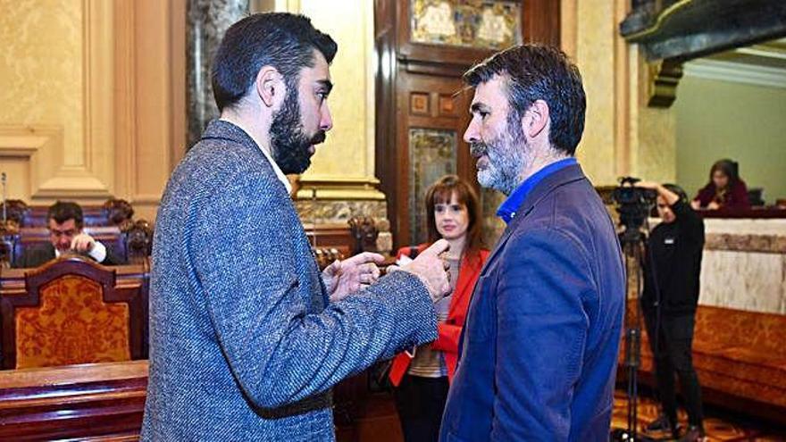 El edil de Marea, Xiao Varela, habla con el concejal de Movilidad, Juan Díaz Villoslada.