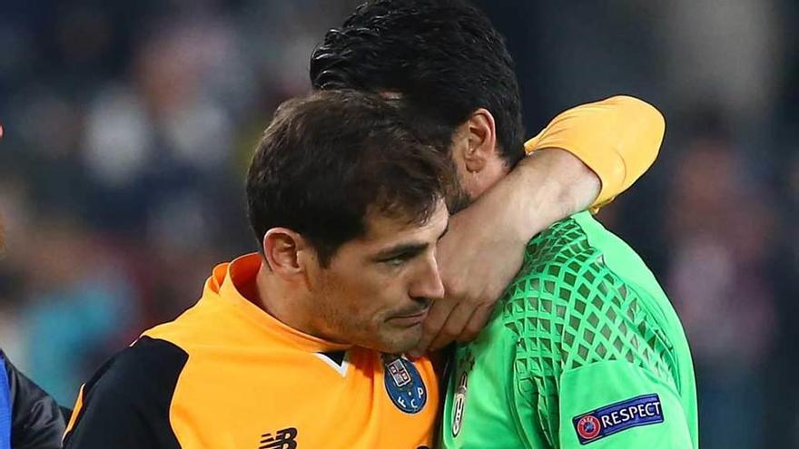 Casillas se abraza a Buffon tras el Juventus-Oporto.