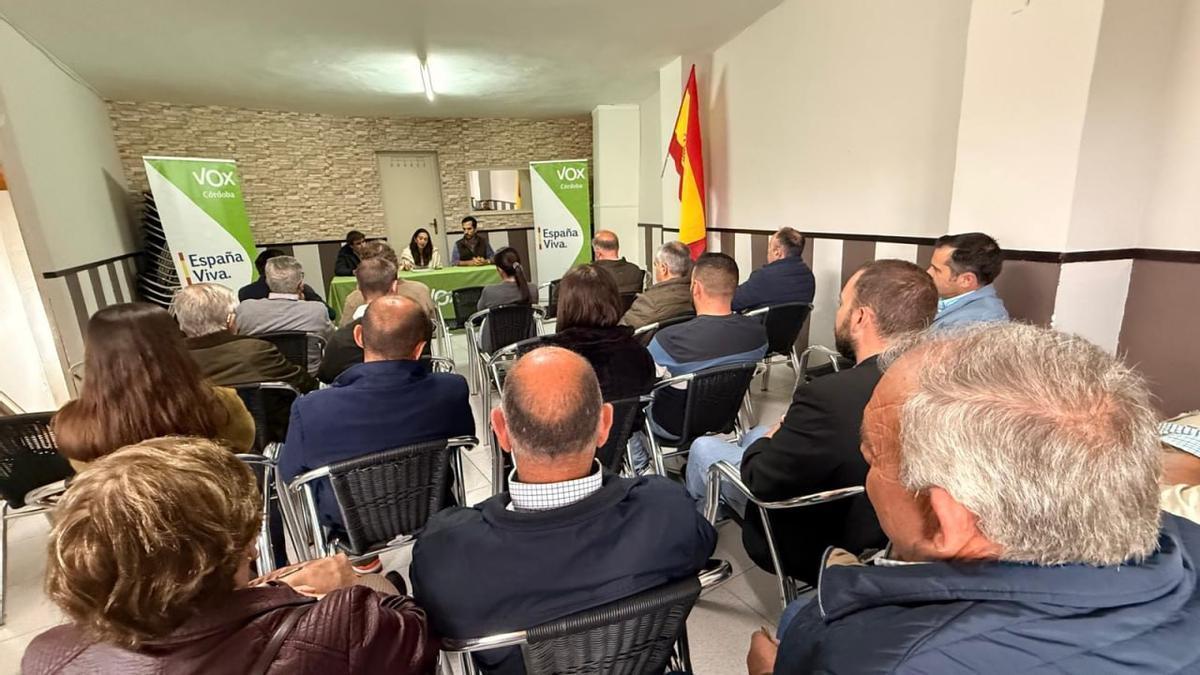Vox promete una residencia de mayores en Villaviciosa de Córdoba y denuncia el «abandono» de la dependencia por parte del PP