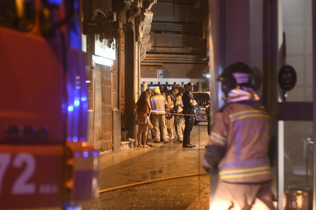 Las llamas en un edificio ponen en alerta a decenas de vecinos del centro de Murcia