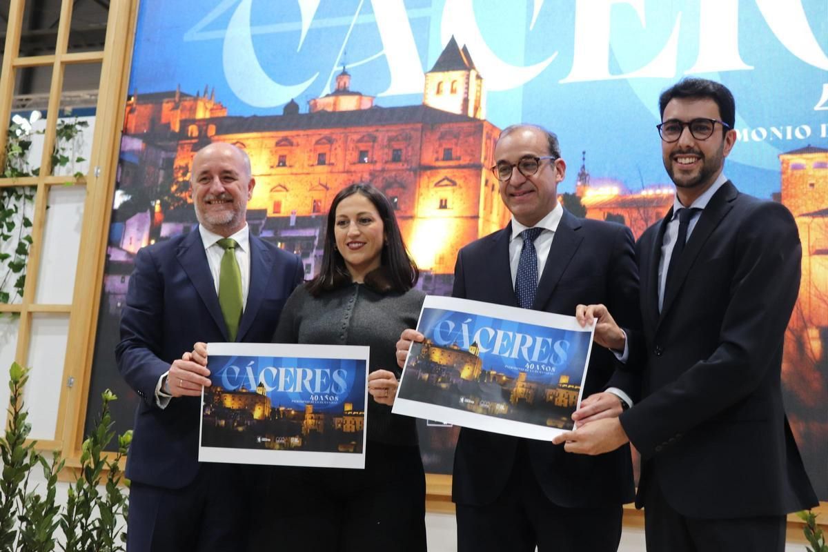 Rafa Mateos, acompañado por varios miembros de su equipo de Gobierno, en la presentación en el stand de Extremadura en Fitur.