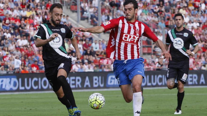 El serbi Dejan Lekic, a punt d&#039;entrar l&#039;àrea en un moment del partit que va enfrontar el Girona i el Còrdova al passat «play-off» d&#039;ascens · Marc Martí