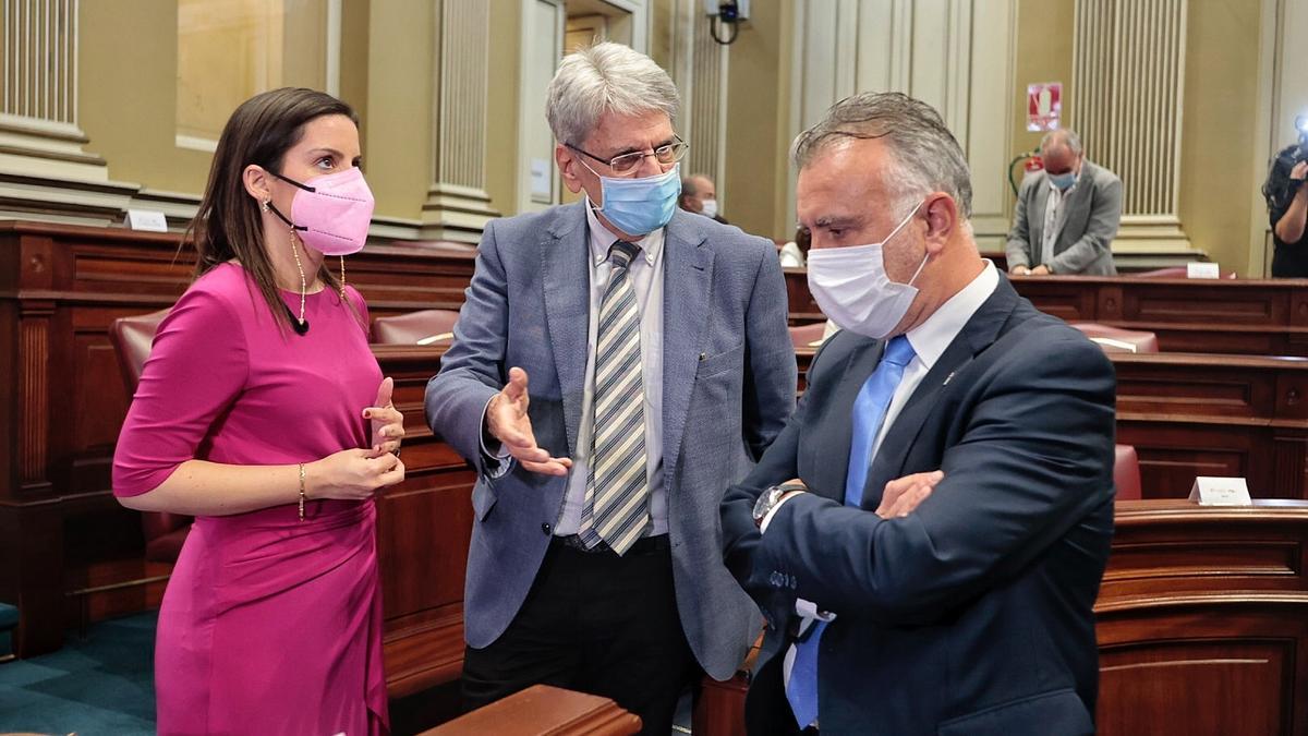 Julio Pérez, en el centro, junto a Yaiza Castilla y Ángel Víctor Torres.