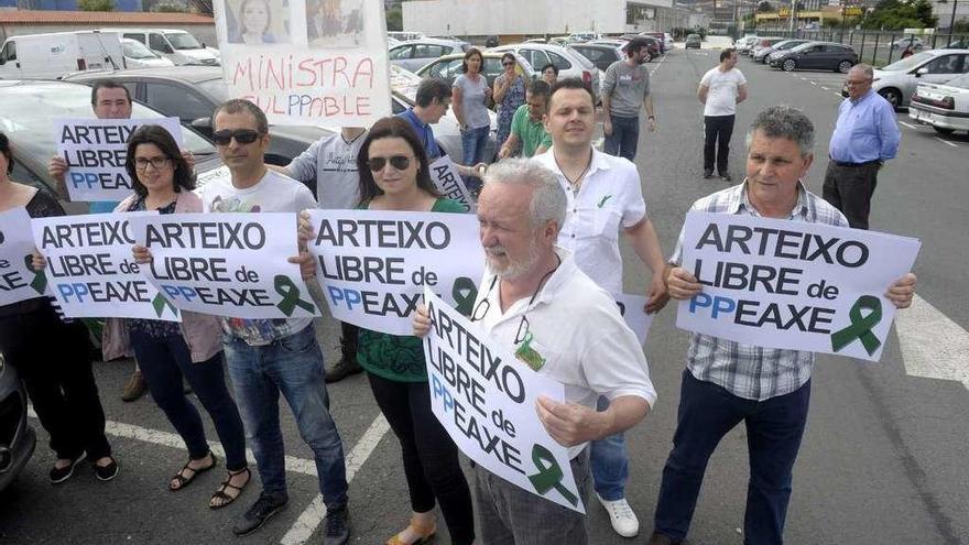 Grupo de vecinos durante la protesta para exigir la supresión del peaje de Arteixo