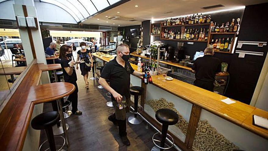 En la cafetería Gran Vía dudaban de si se podía servir en esa parte del bar. 