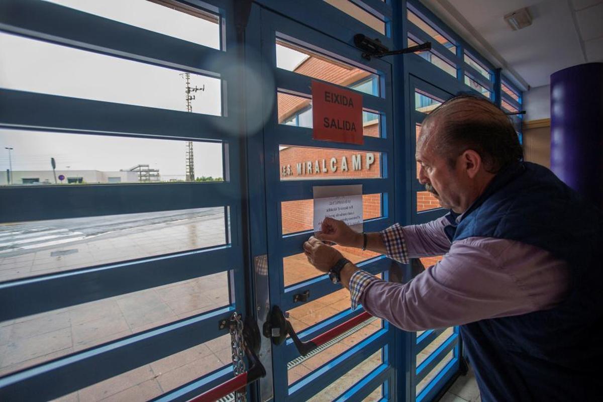 IES Miralcamp de Vila-real coloca el aviso de suspensión de las clases.