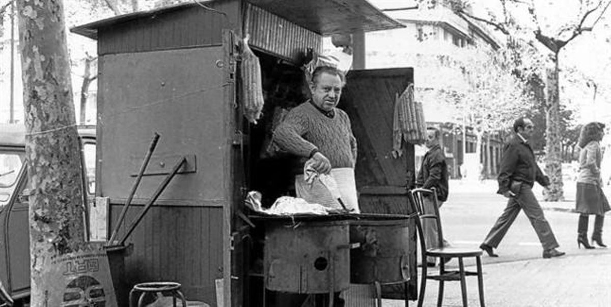 «¡Calentes i grosses!». «¿Qui en vol, ara que fumen?», es cridava a les parades de castanyes. Abans, la castanyada se celebrava el vespre del Dia de Tots Sants i deriva dels antics àpats de difunts. «¡Calentes i grosses!». «¿Qui en vol, ara que fumen?», es cridava a les parades de castanyes. Abans, la castanyada se celebrava el vespre del Dia de Tots Sants i deriva dels antics àpats de difunts.