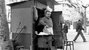 «¡Calentes i grosses!». «¿Qui en vol, ara que fumen?», es cridava a les parades de castanyes. Abans, la castanyada se celebrava el vespre del Dia de Tots Sants i deriva dels antics àpats de difunts.