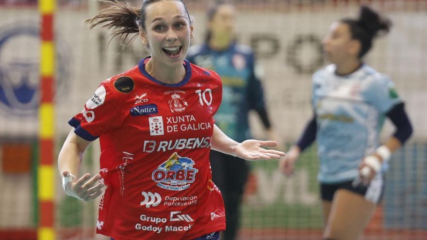 Malena Valles celebra un gol durante el duelo ante el Mecalia Guardés. |  // RICARDO GROBAS