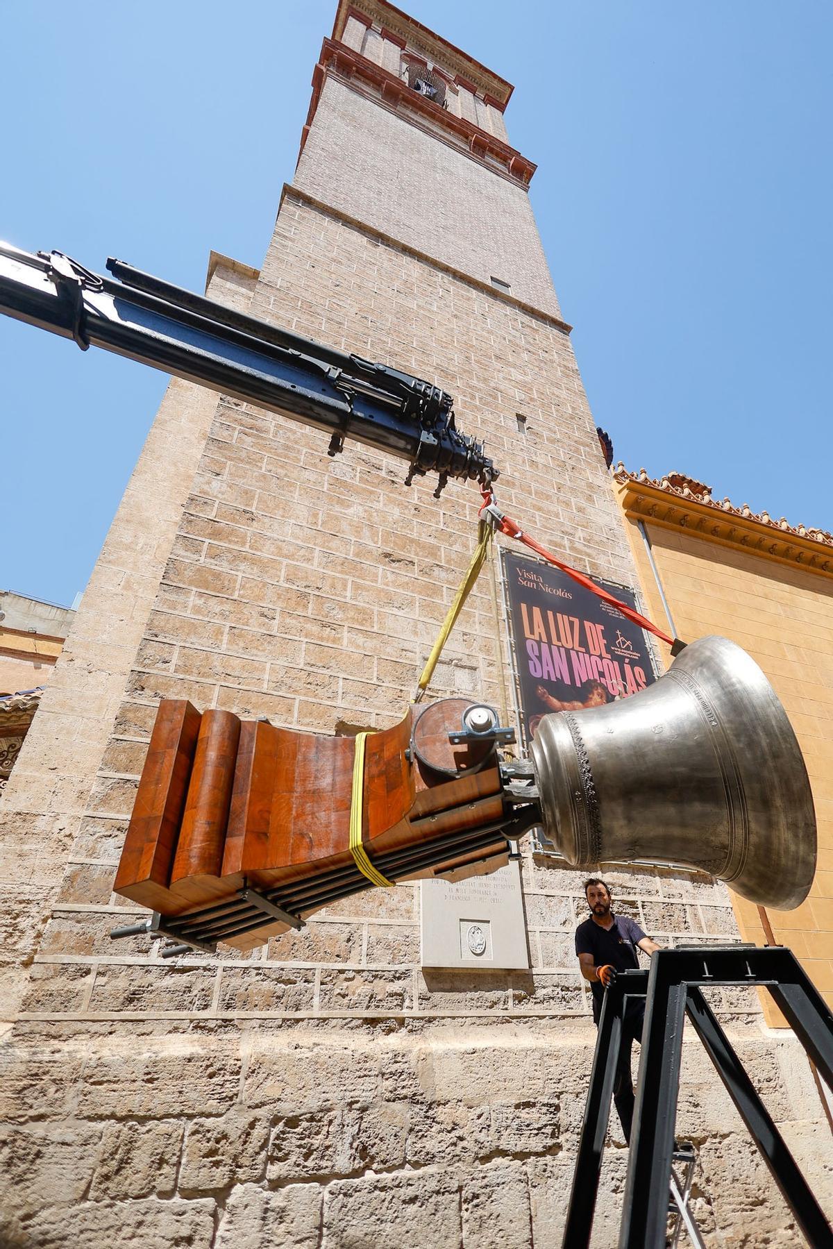 La espectacular llegada de la nueva campana de San Nicolás