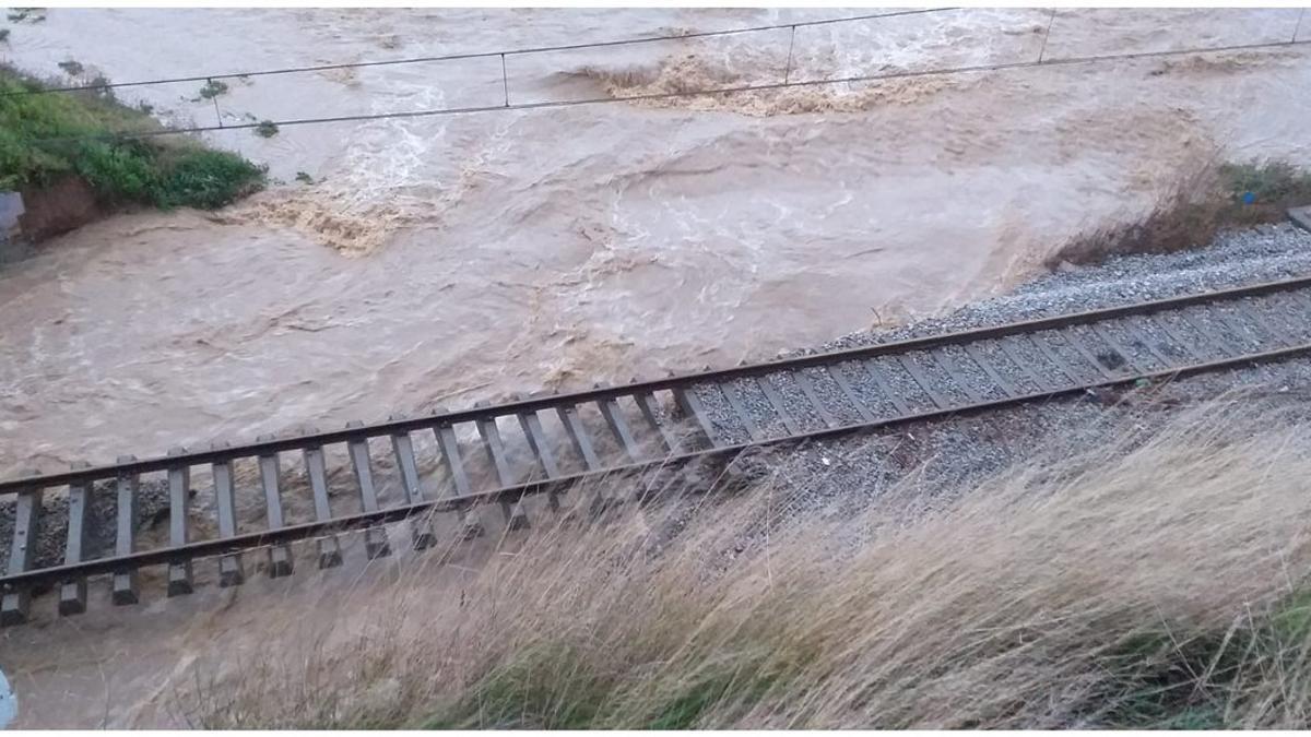 Las vías del tren de Rodalies entre Blanes y Malgrat tras el paso del temporal.