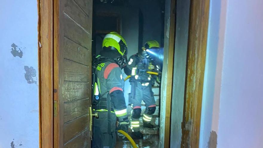 Bomberos apagan un incendio en una casa de Agüimes