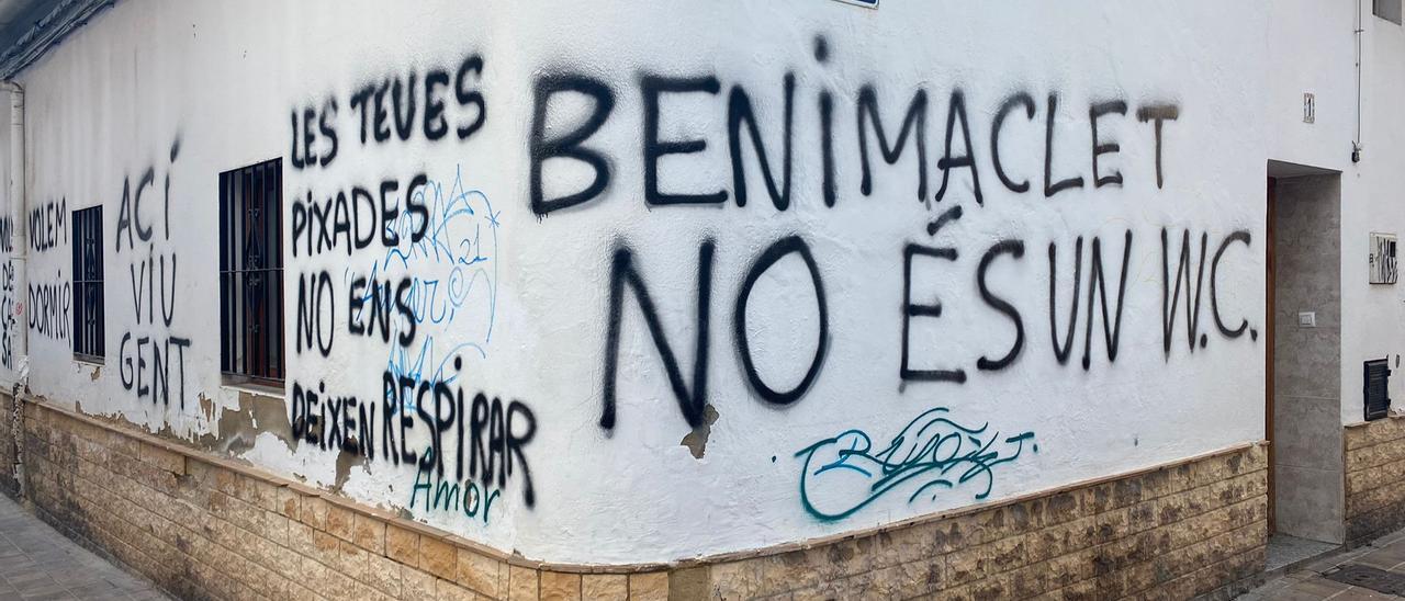 Las pintadas aparecidas en Benimaclet denuncian las vomiteras y los orines en el barrio.