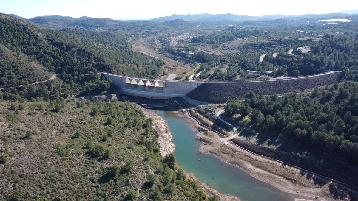 Pantano de Algar, al fondo Alfara de Algimia.