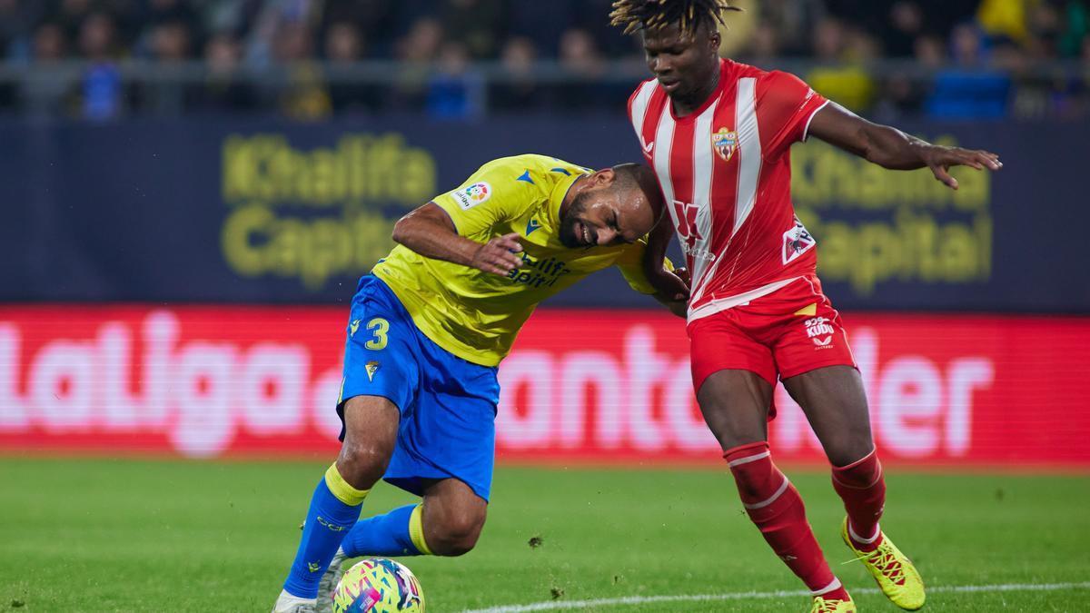 La Bilal Toure y Rafael Jiménez se disputan el esférico.