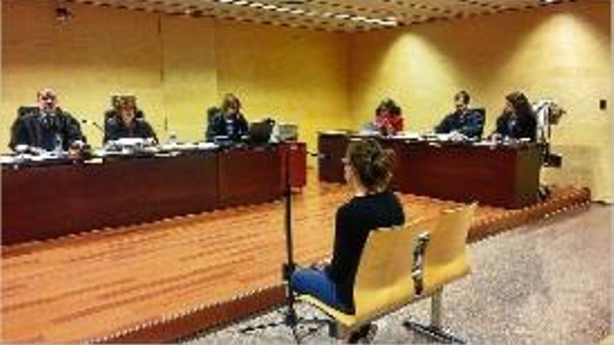 La dona durant el judici celebrat ahir a l&#039;Audiència de Girona.