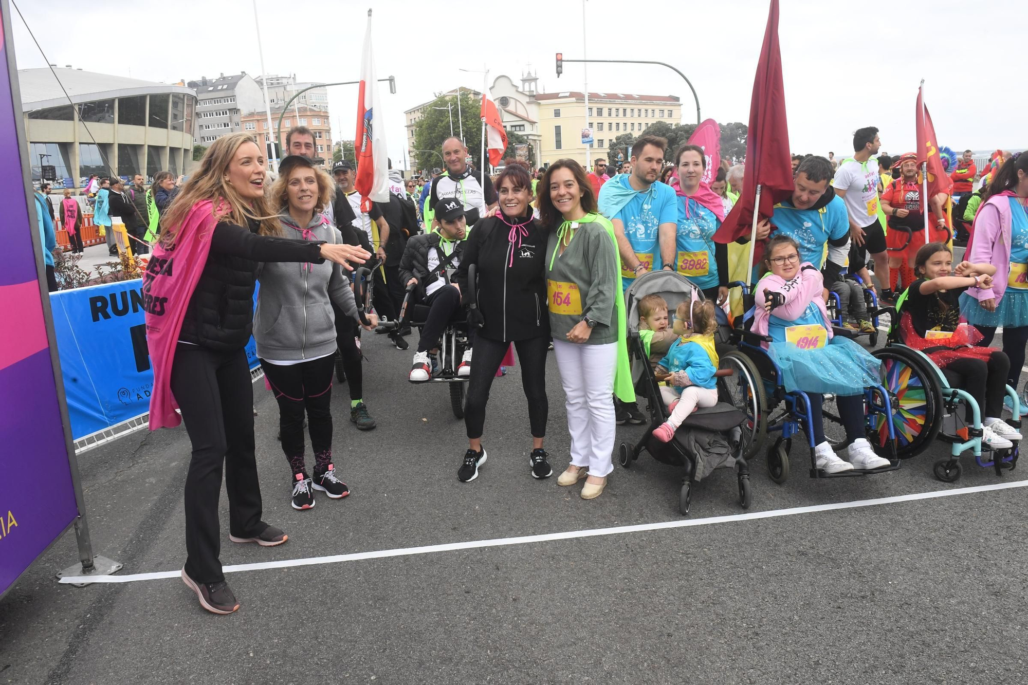 La carrera RUNKI, promovida por ENKI y Fundación Adcai inunda las calles de A Coruña con sus capas de superhéroes