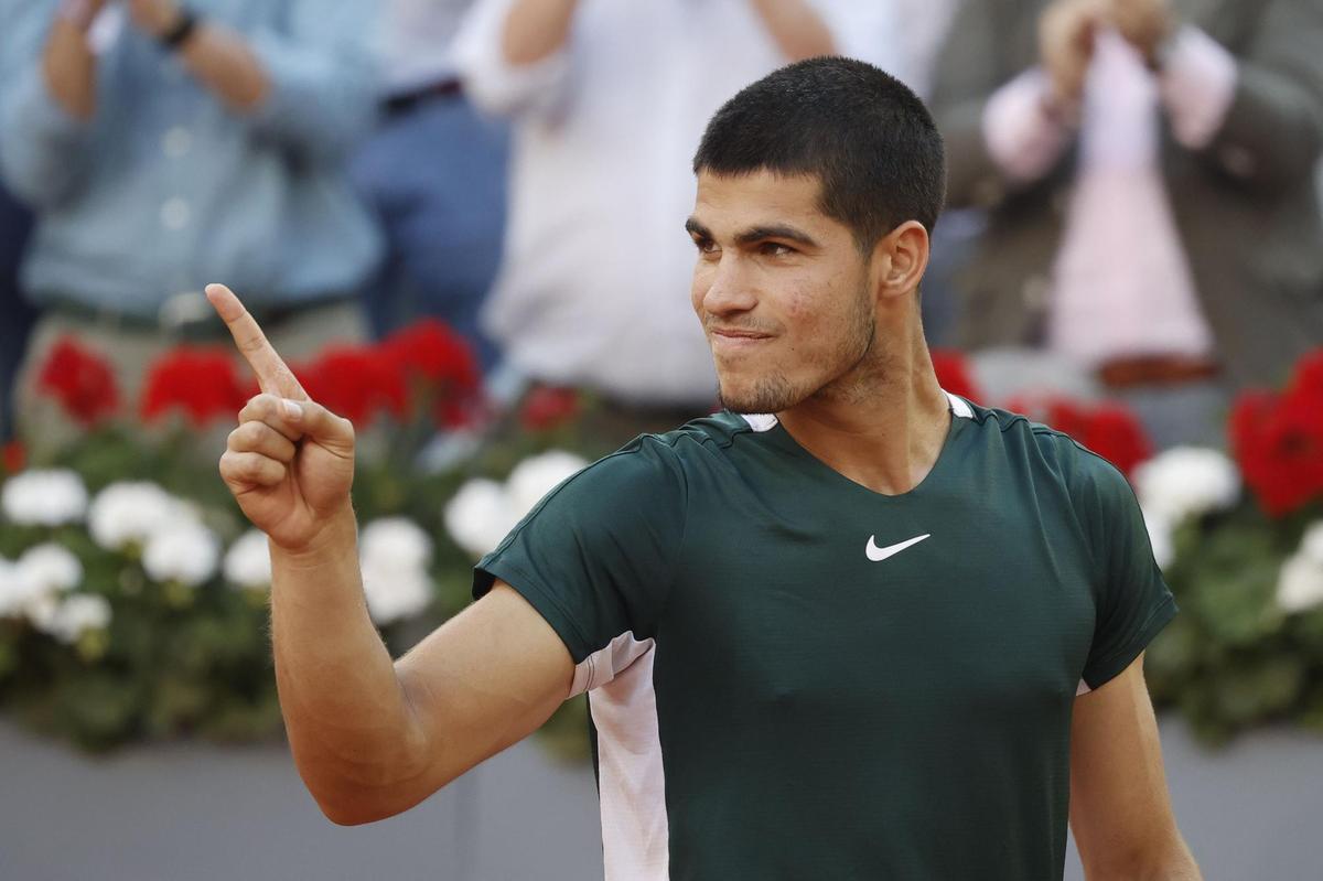 MADRID, 08/05/2022.- El tenista español Carlos Alcaraz celebra su victoria en la final del Mutua Madrid Open tras derrotar al alemán Alexander Zverev en el encuentro que han disputado este domingo en las instalaciones de la Caja Mágica, en Madrid. EFE/Emilio Naranjo.