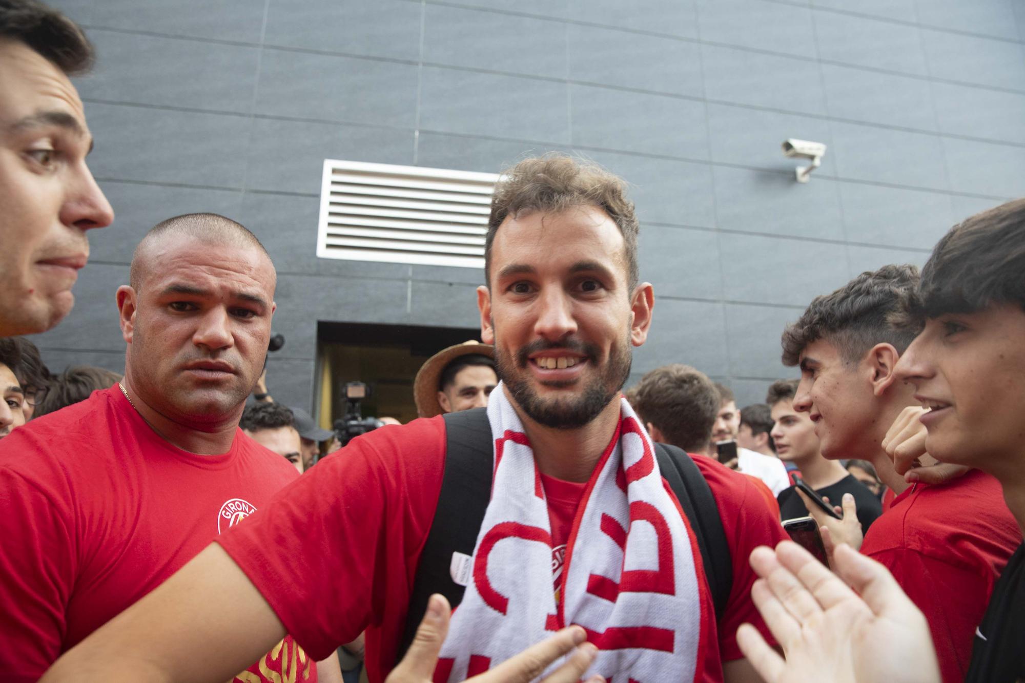 Els aficionats reben al Girona a l'aeroport