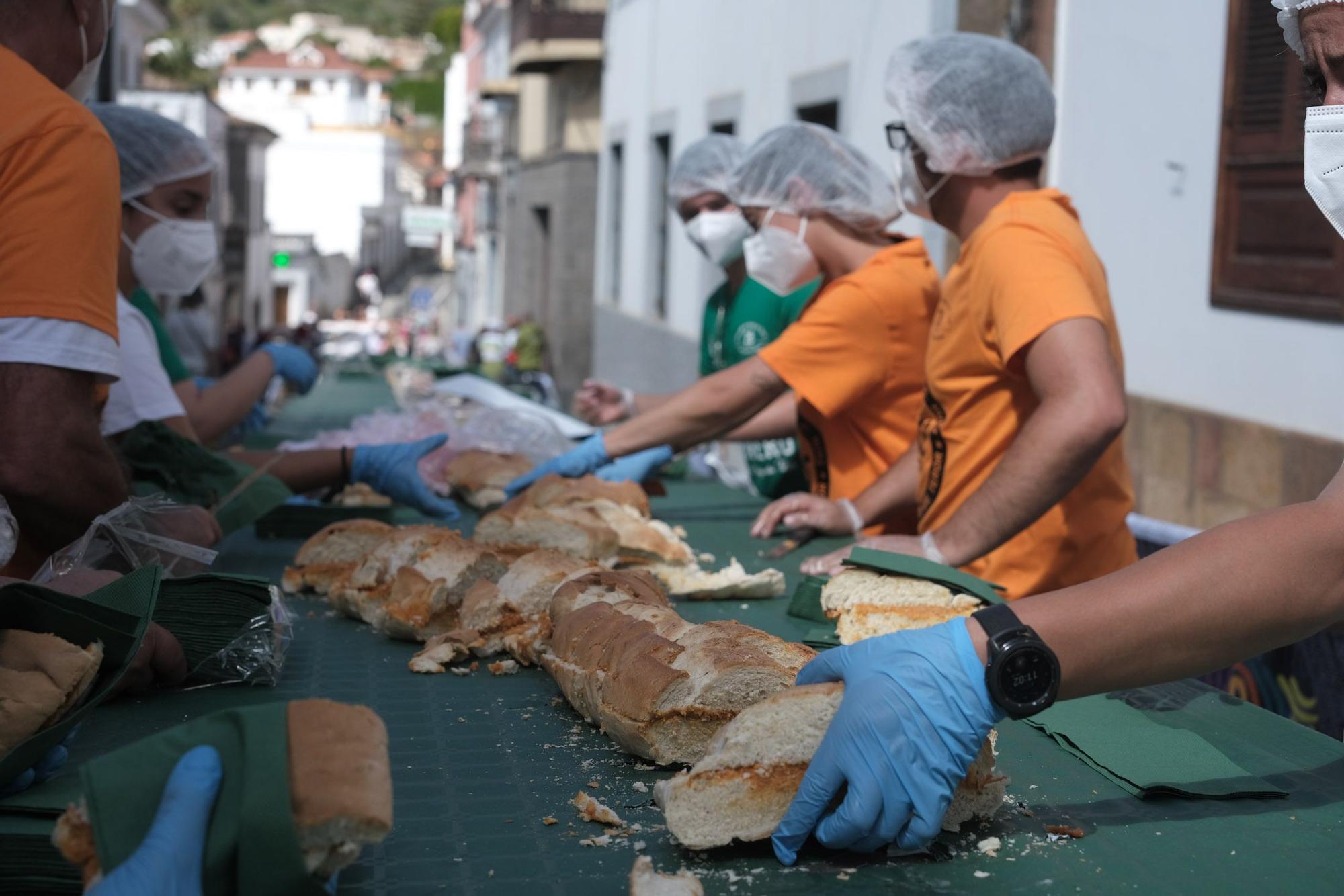 Teror elabora el bocadillo de chorizo más largo de su historia