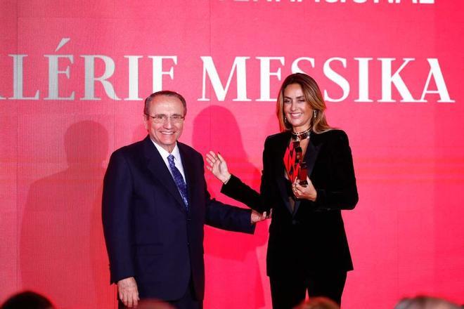 Javier Moll, presidente de Prensa Ibérica, entrega el Premio Diseñadora Internacional a Valérie Messika