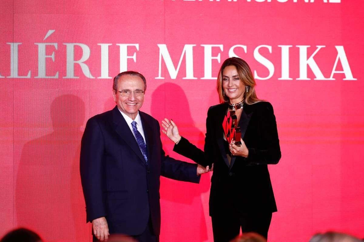 Javier Moll, presidente de Prensa Ibérica, entrega el Premio Diseñadora Internacional a Valérie Messika