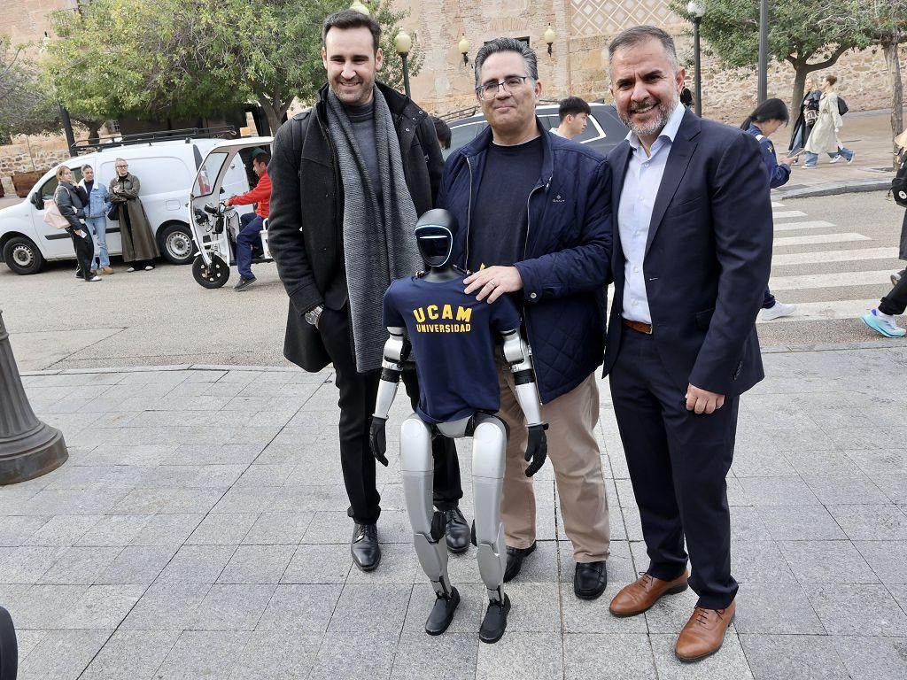 La demostración de los dos robots que han estado este martes en el Campus de Los Jerónimos de la UCAM, en imágenes