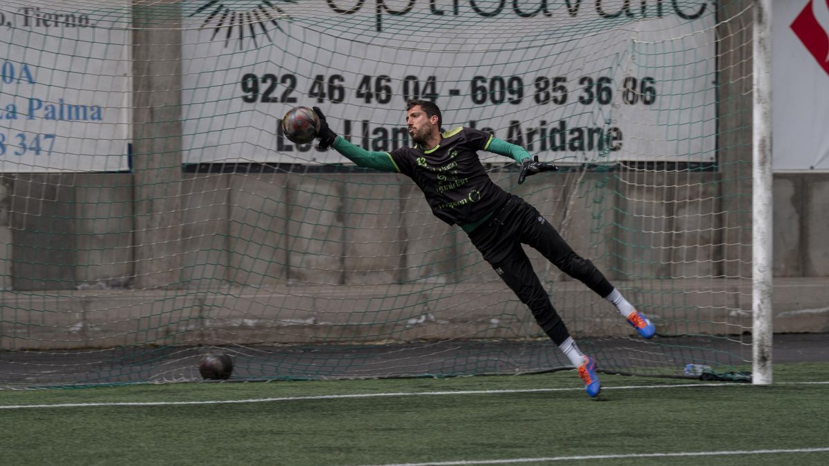 El portero del Atlético Paso durante uno de los entrenamientos de esta semana.