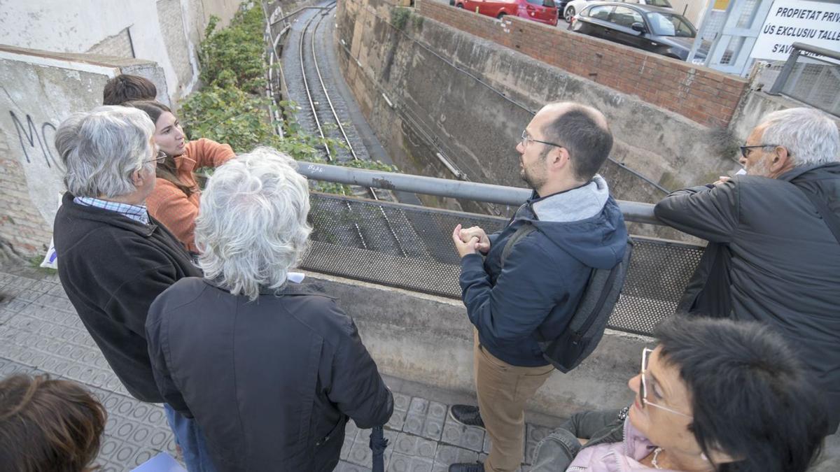 Parada a la carretera de Santpedor, per on travessen les vies del tren   | EDUARD VEGA