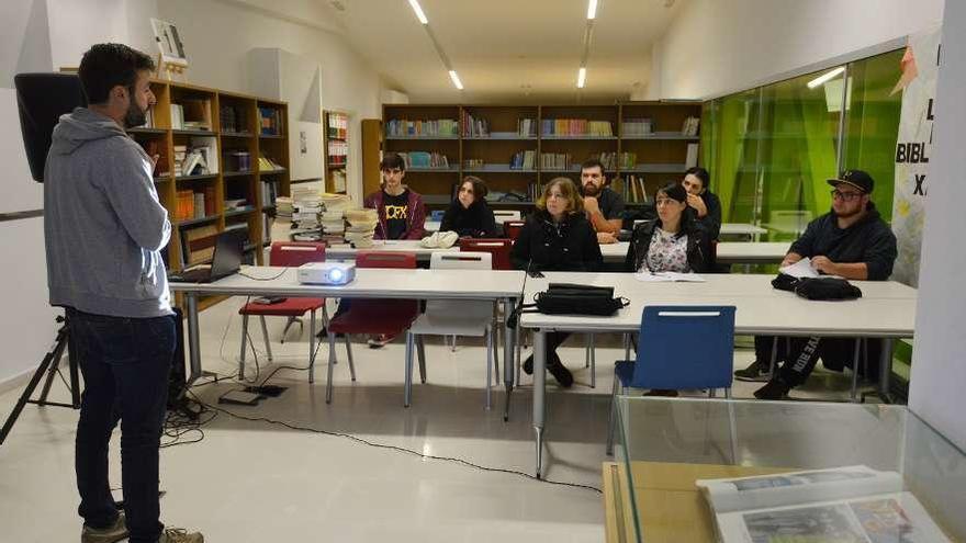 Obradoiro celebado ayer en Centro Cultural Xaime Illa de Raxó. // Gustavo Santos